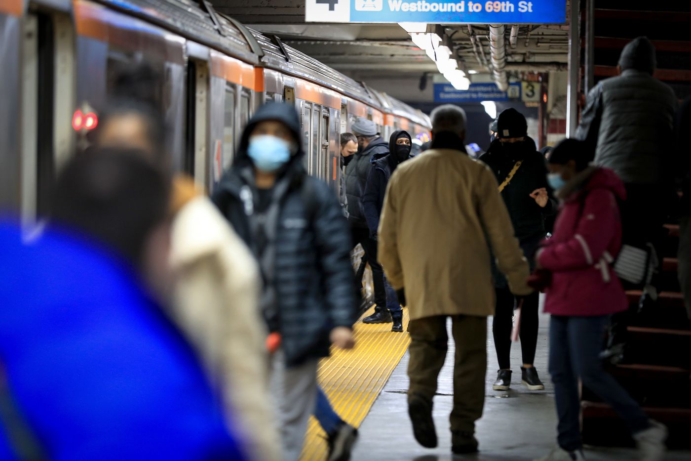 Passengers during the evening commute at SEPTA’s Broad Street City Hall subway station in Philadelphia on March 1. DAVID MAIALETTI / Staff Photographer